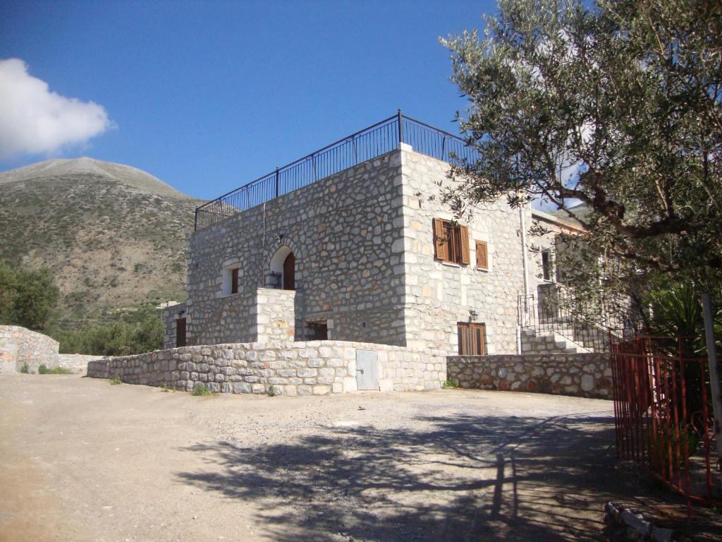 Kafiona Guesthouse Pyrgos Dirou Exterior photo