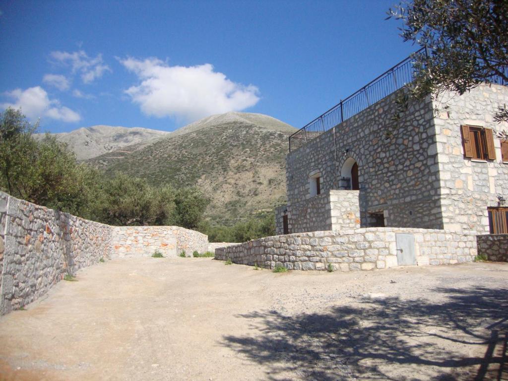 Kafiona Guesthouse Pyrgos Dirou Exterior photo